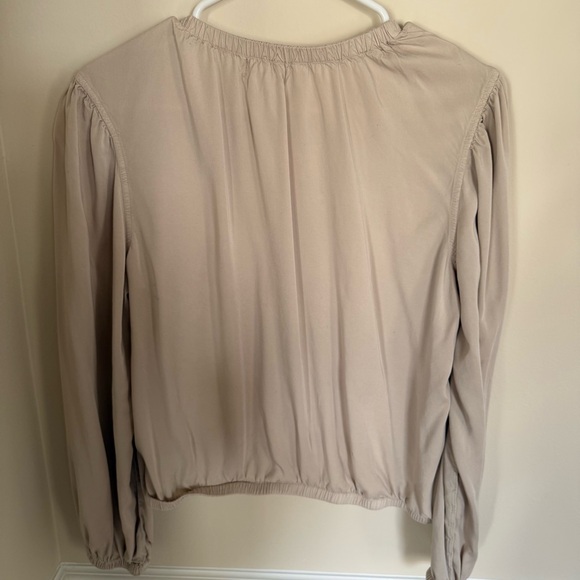Champagne Bella Dahl NWOT $141 Shirred Satin Elastic Bubble Long Sleeve Top Sz M - Picture 5 of 6